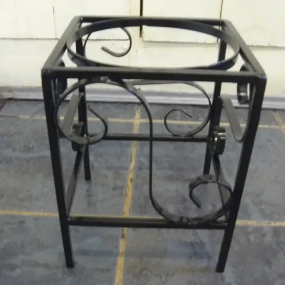 Wrought iron pet feeding station for 5in bowl 12in tall